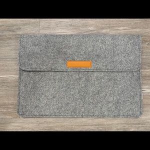 Felt laptop sleeve 17 inch